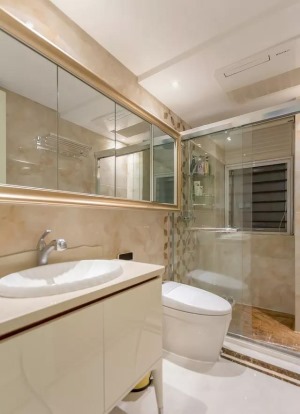 卫生间白色地砖+浅黄色大理石墙砖铺贴，营造欧式的温馨感，宽大的浴室镜后面还隐藏了收纳柜哦！