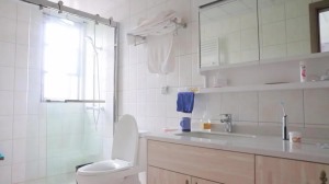 卫生间干湿分离的同时，镜柜两用，既能储物，又能作为镜子使用，极大的节省空间。