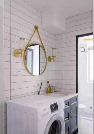 卫生间采用折叠门， 以及洗手台外置干湿分离， 干区白色墙砖 搭配金色壁灯、浴镜、龙头， 精致感无处不