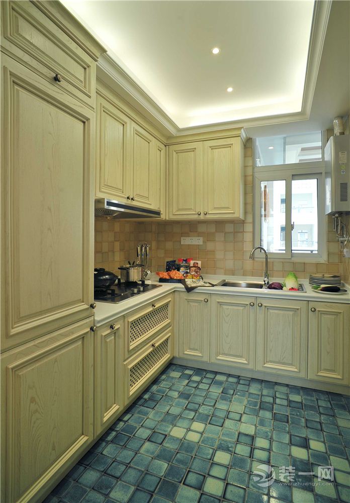 厨房实景效果图，整个厨房手工砖搭配显纹华贵中带点小清新，使热气翻腾的厨房充满一丝凉意。
