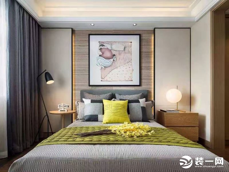 主卧室床头背景墙的设计和客厅沙发背景墙有些相似，就是把木饰面板放在了中间，在两侧的硬包造型边缘处加上