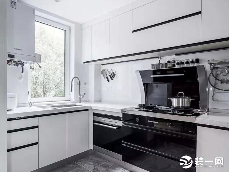 厨房，以黑白灰为基调，整体干净利落，隐形把手设计，现代感十足
