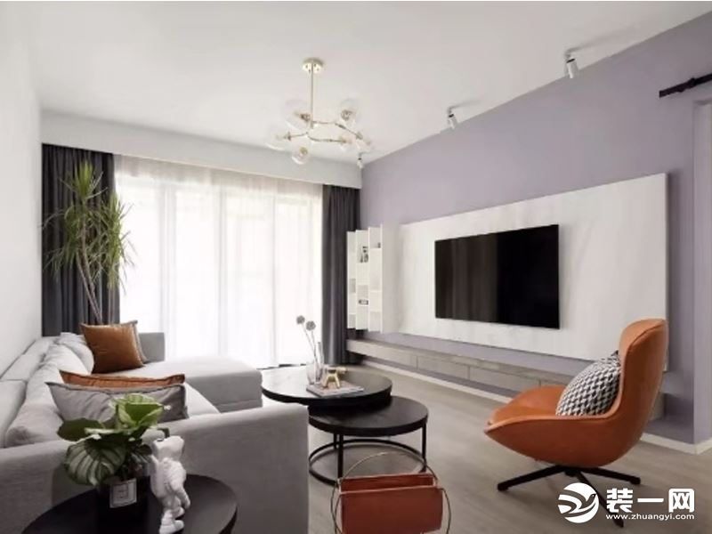 白色大理石薄片上墙作为电视背景，在一侧以展示架的形式呈现，与灰紫色墙面基础搭配出层次感