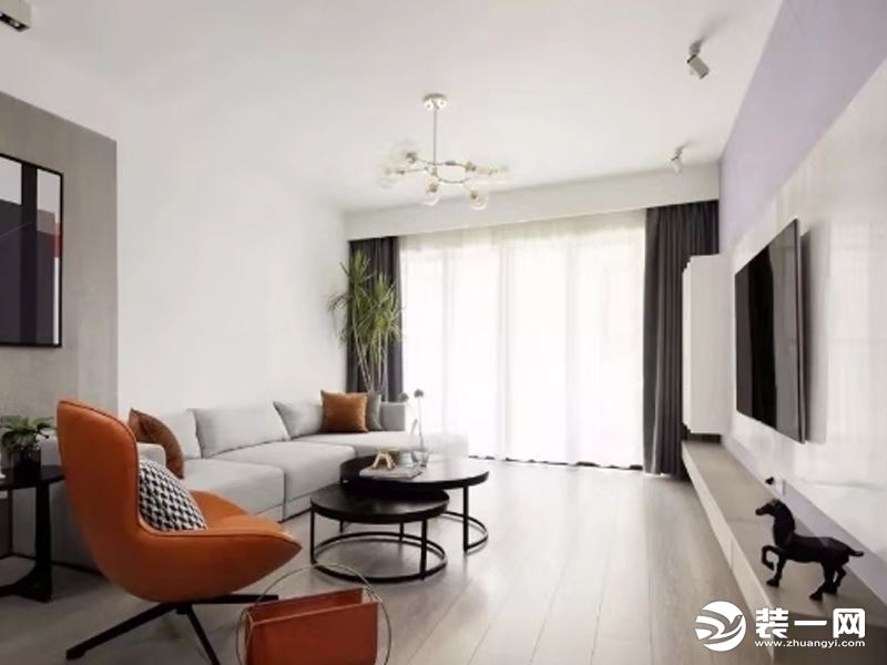 客厅整体采用黑白灰的基调，加入橘色系的活跃和木质温润