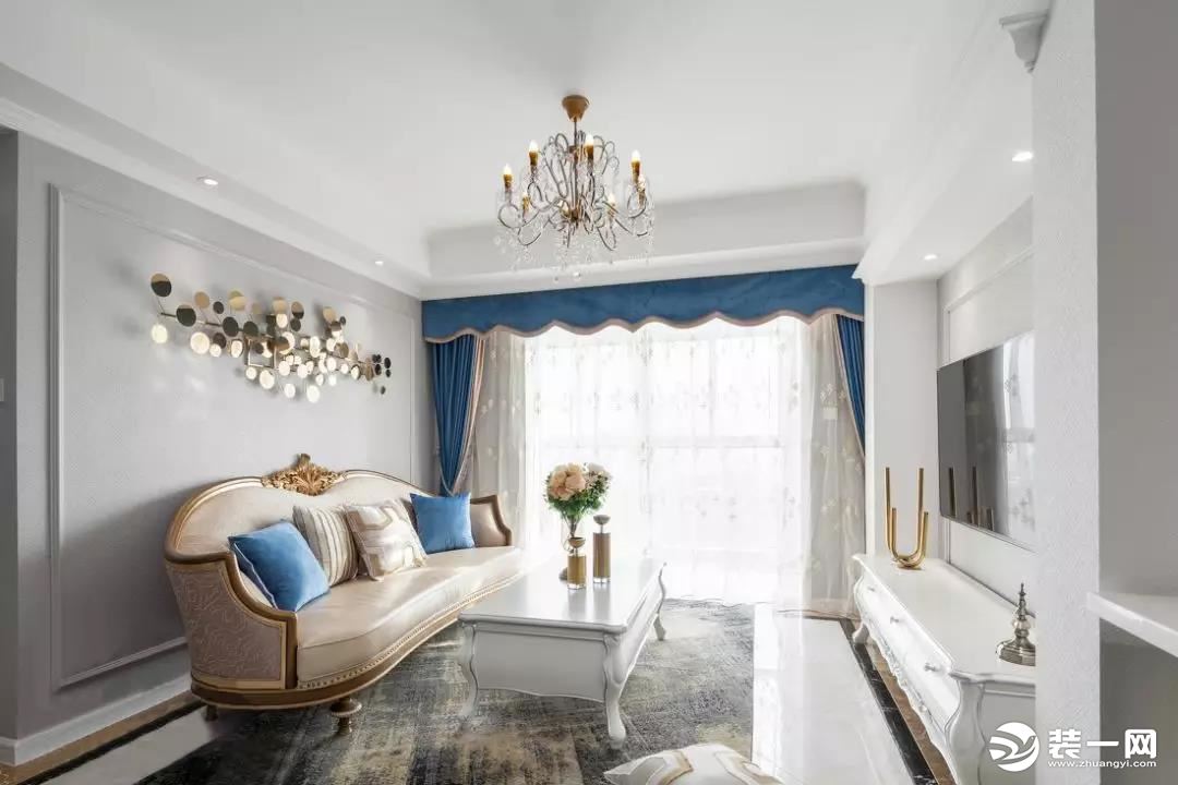 客厅，浅色轻盈而纯粹，选择浅灰作为空间主体色彩，更显一份缥缈与素雅。