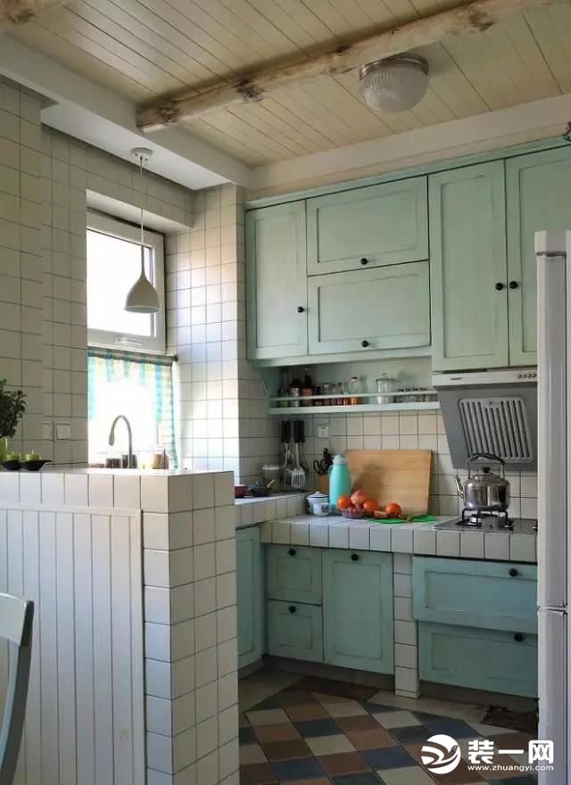 厨房设计采用了开放式设计，而厨房的亮点在于厨房的柜门做旧了，就连瓷砖都是之前的款式，年代感十足。