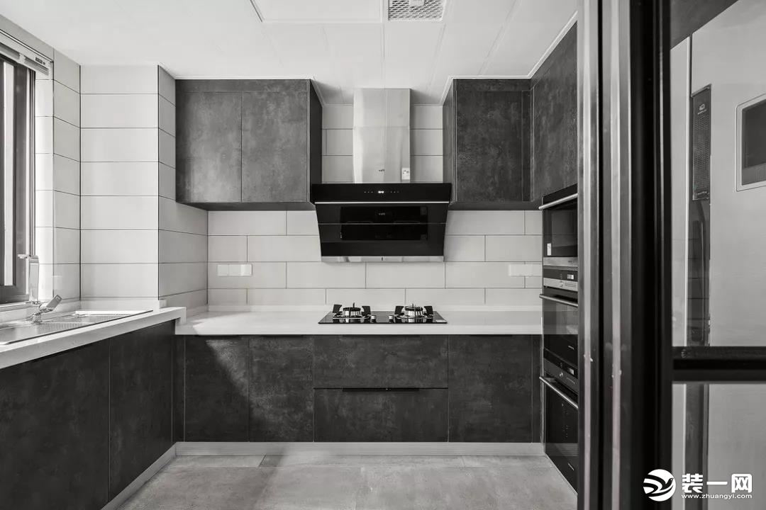  深色橱柜采用做旧工艺，为厨房空间添加一份艺术感，白色墙砖与之搭配，中和空间深色调，简约又不失腔调。