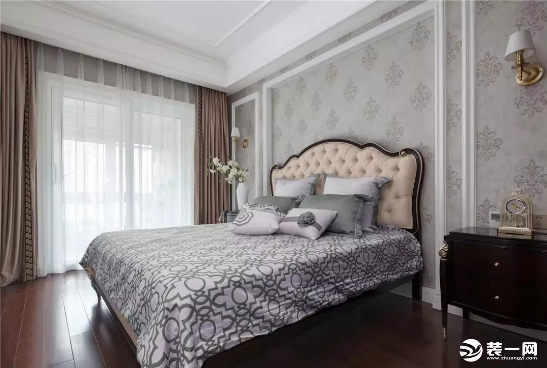 次卧墙面用木饰面做装饰，浅色花纹也使空间更有层次变化，选用较为简约的床品突出平实的生活理念。