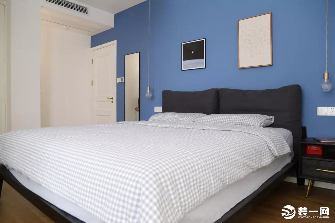 主卧室的床头背景墙选择了刷成宁静的蓝色，搭配这些素雅、简单的家具和软装，营造出一个惬意、悠闲的睡眠空