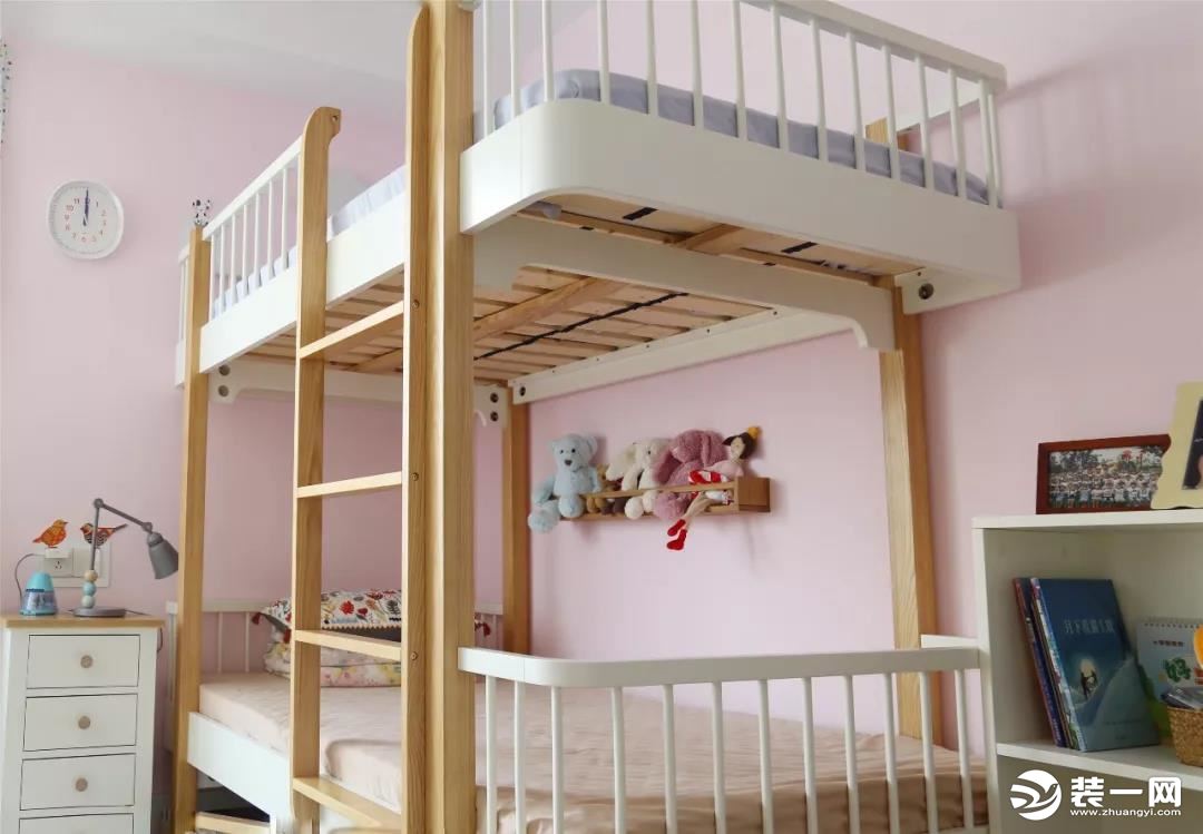 儿童房是刷成了粉色系，木质的高低床款式更为轻便。在床的周边搭配一些储物柜，把儿童房的角落空间利用起来