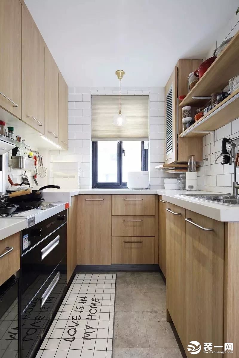  廚房墻面采用白色瓷磚工字鋪貼，地面選用水泥質感的瓷磚，再搭配獨特紋理的木質櫥柜門，整體打造出滿滿的
