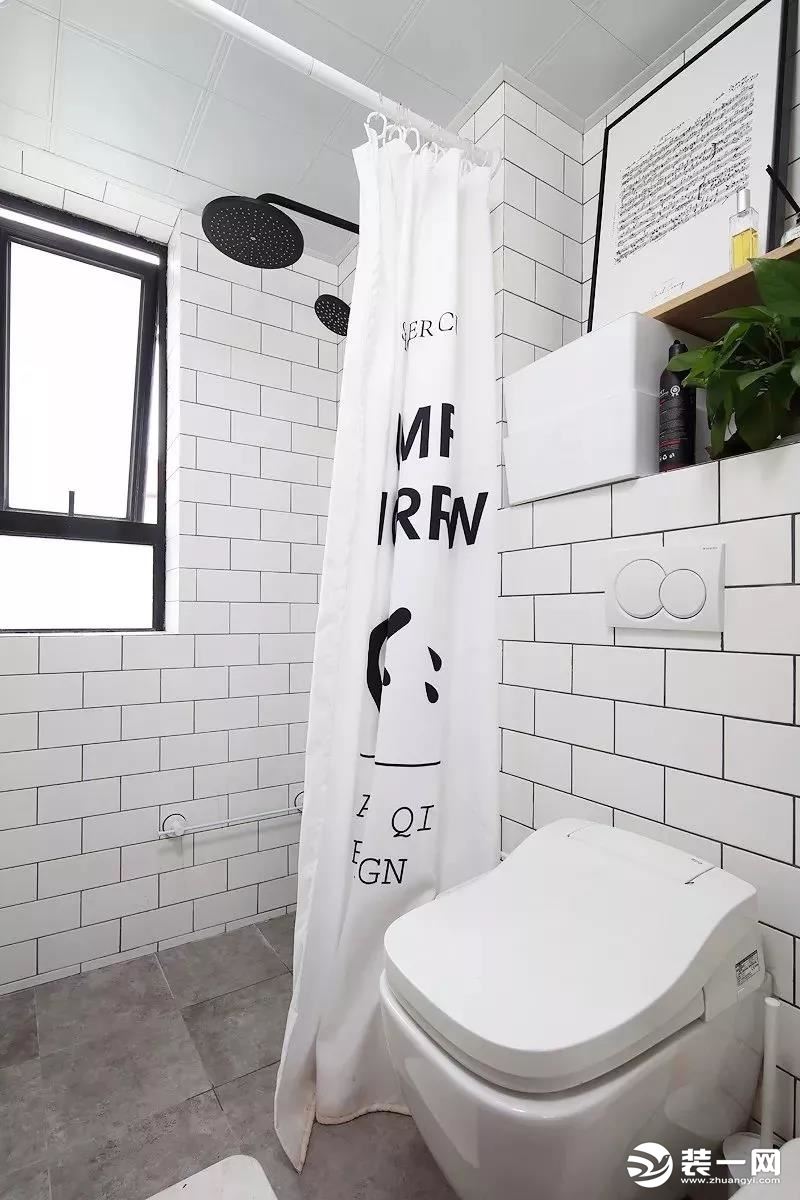  浴室同樣采用墻面白磚工字鋪貼+水泥質感地磚，馬桶與淋浴區則用浴簾進行分隔，輕便美觀易于更換。