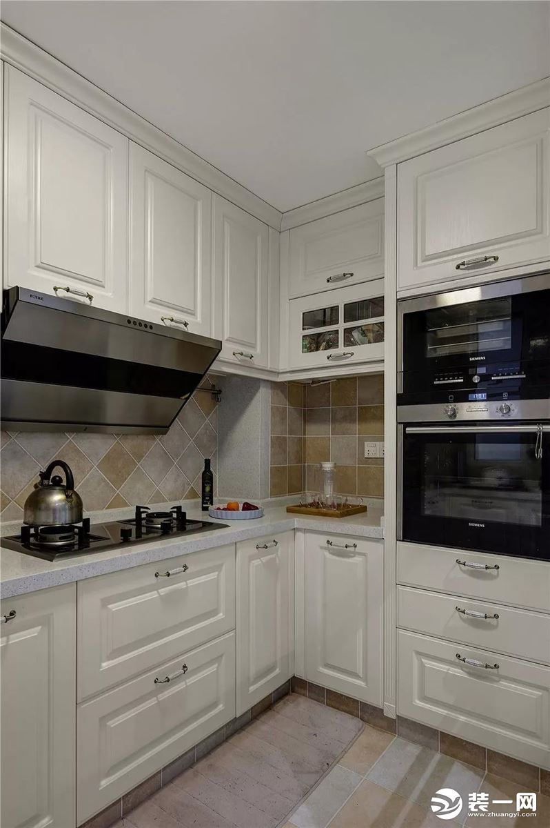  厨房干净整洁，橱柜设计充分利用角落空间，满足收纳与储物的需求