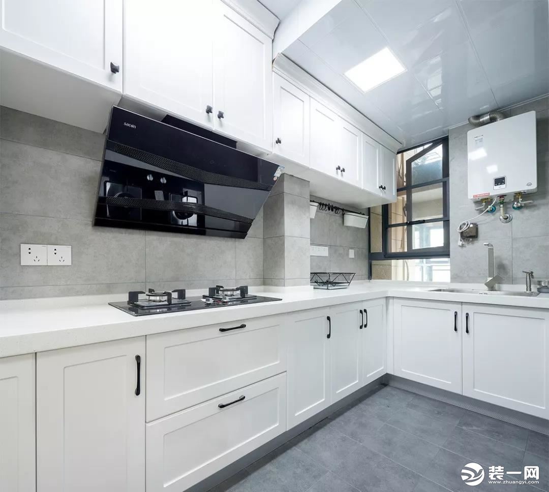 厨房以灰白两色为主调，搭配得当使得整个厨房看起来更加简洁、敞亮。