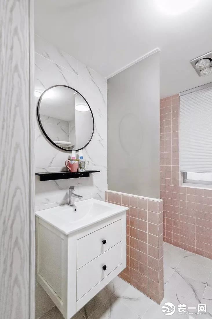  卫生间的配色十分少女了，白色洗漱柜搭配粉色墙砖，清新自然。