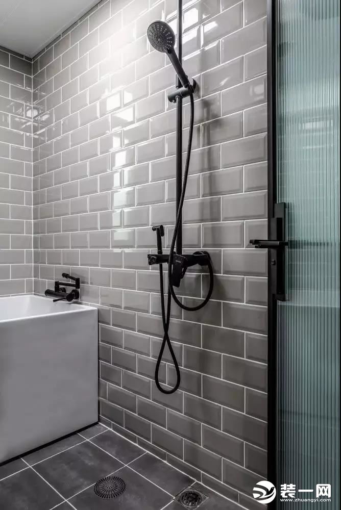  淋浴区以黑白灰为主调，简约的质感与极致的细节，更是展现了屋主的不俗品位。