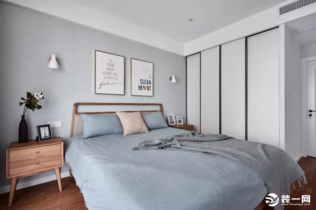  卧室以浅灰色为主调，辅以清爽的白色以及温润的木质，沉稳中不失清新。衣帽间采用白色移门，加入极简的黑