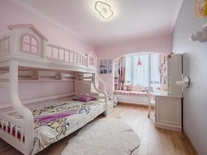 儿童房作为屋主女儿的空间，设计师选择了粉色系作为主体，各种公主风、卡通风的设计，让儿童房变得更加的可