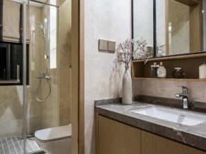 卫生间做了干湿分离的设计，把长条形的卫生间空间充分利用了起来，大面积的镜柜和马桶上方的隔板都给卫