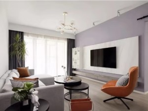 白色大理石薄片上墙作为电视背景，在一侧以展示架的形式呈现，与灰紫色墙面基础搭配出层次感