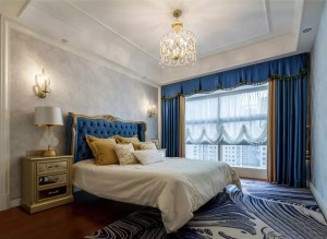 主卧选了一张蓝色宫廷风大床，更吻合空间主人的格调，衬托出古典家具的高贵与优雅