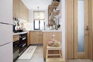  厨卫都在黑框玻璃推拉门后方，厨房采用U型格局将台面和收纳空间最大化。