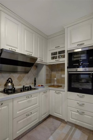  廚房干凈整潔，櫥柜設計充分利用角落空間，滿足收納與儲物的需求