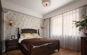  主卧选用了清新素雅的花作为床头背景，与舒适的床品相呼应。美式吊灯与壁灯营造温馨的睡眠空间。