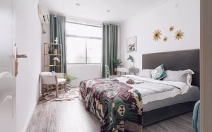  次卧的绿让人心情放松，波西米亚搭毯给这个房间增加了许多异域风情，反映出屋主的多元化追求。