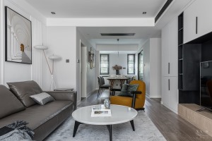 沙发背景是用石材和竖线条构成，家里层高是常规商品房高度2.8，利用竖线条把层高视觉上下的去拉伸。