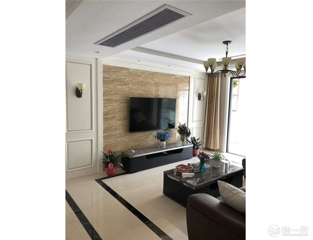 客厅的家具应根据室的活动和功能性质来布置，使空间得到充分利用。