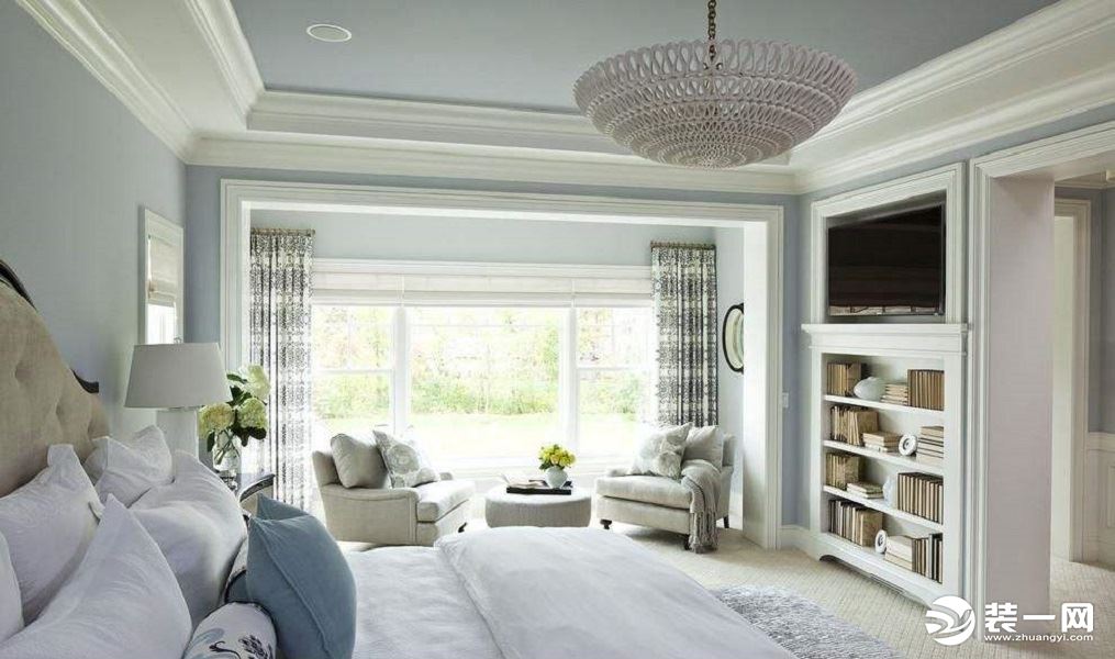 墙面色彩的运用，家具上，单调的床通过窗帘和床单衬脱，使整个空间赋有美感。单调却不失大气。