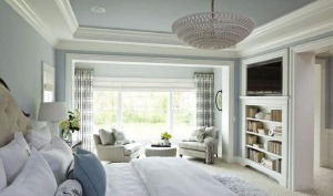 墙面色彩的运用，家具上，单调的床通过窗帘和床单衬脱，使整个空间赋有美感。单调却不失大气。