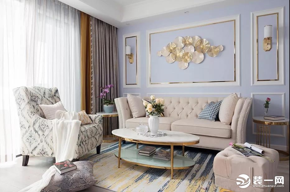  浅蓝色的沙发背景墙与金属色的荷叶造型壁饰相结合，让空间的精致感更盛。