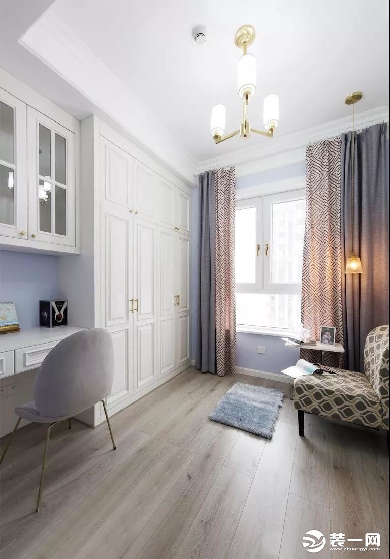 书房蓝白的经典组合，一体式的书桌和衣柜，更加节省空间。