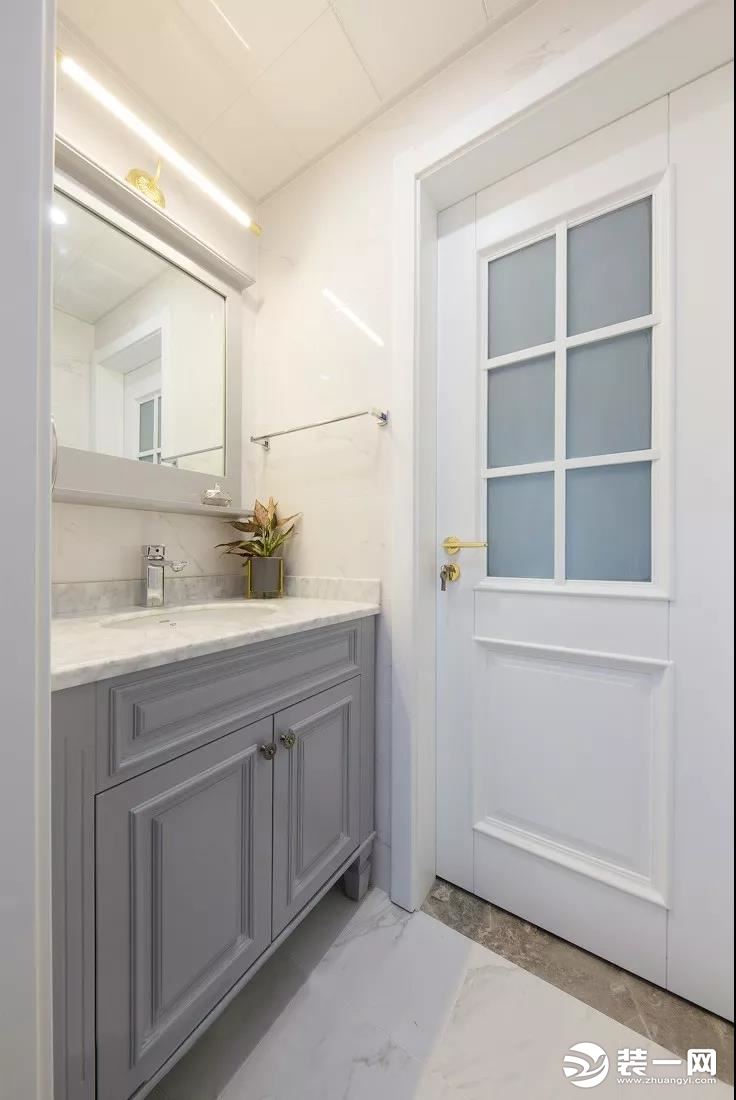 卫生间以灰白色为主调，干湿分离的设计，更加人性化。