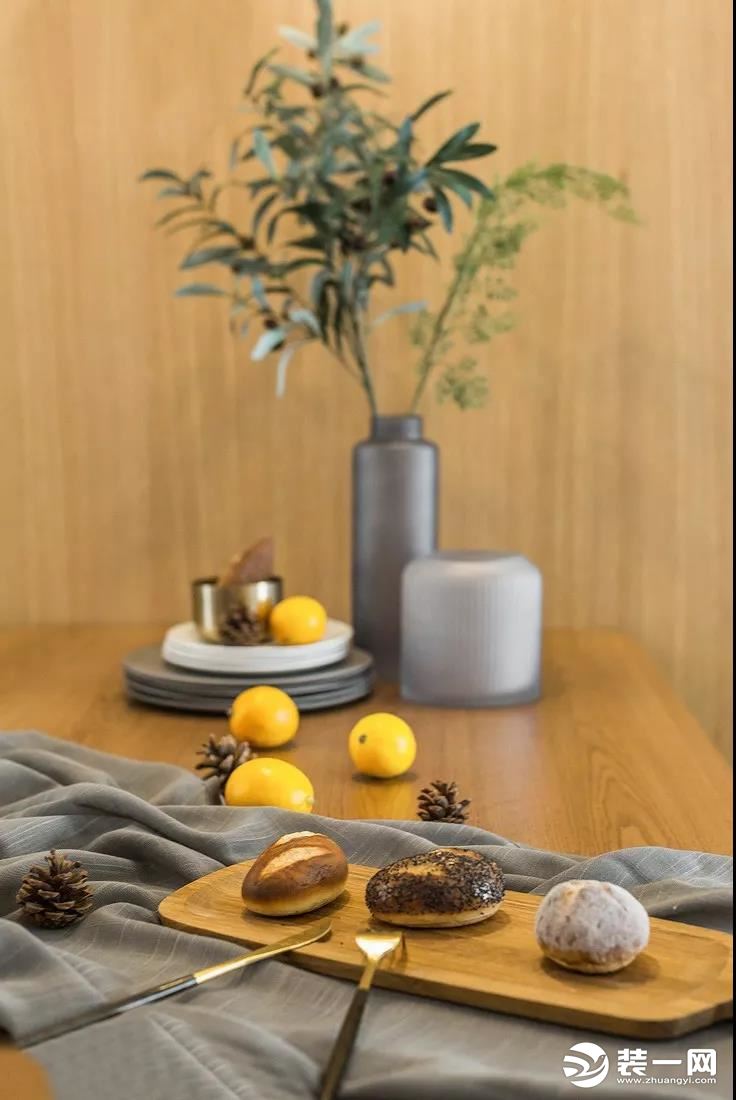 灰色系的餐具搭配原木色木质的配饰，更显低调和质感。