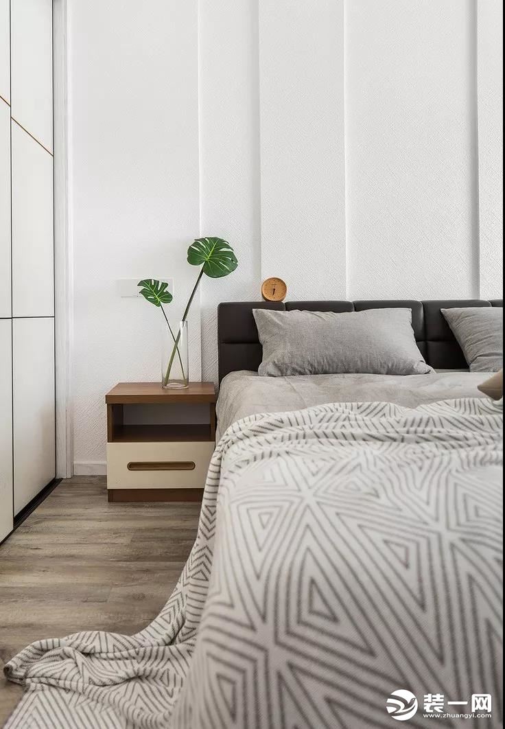  床品的灰色浅的恰到好处，地板的木色与灰色完美搭配，清新而自然。