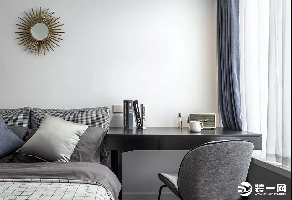 灰白色为主调的客卧，同样用小书桌代替床头柜，拥有独立的小空间，简约雅致。