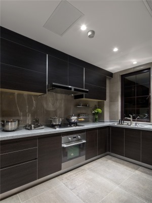 厨房以灰色瓷砖为主，搭配较深门板颜色的橱柜，让厨房的层次也更加丰富；