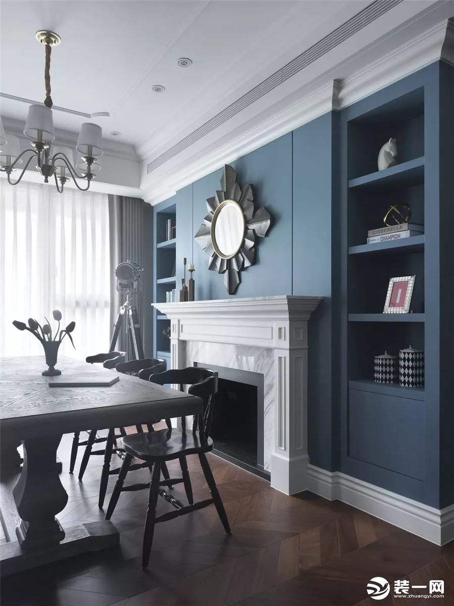 优雅灰蓝搭配沉稳深色木纹，再借助黄铜元素的点缀，打造拥有丰富质感的精致空间。