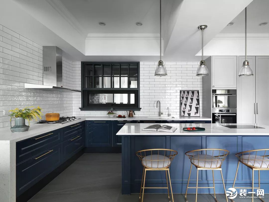 厨房地面铺设灰色瓷砖与灰色橱柜相呼应，墙面则改用简约的白色条纹砖，让空间显得干净又轻盈。