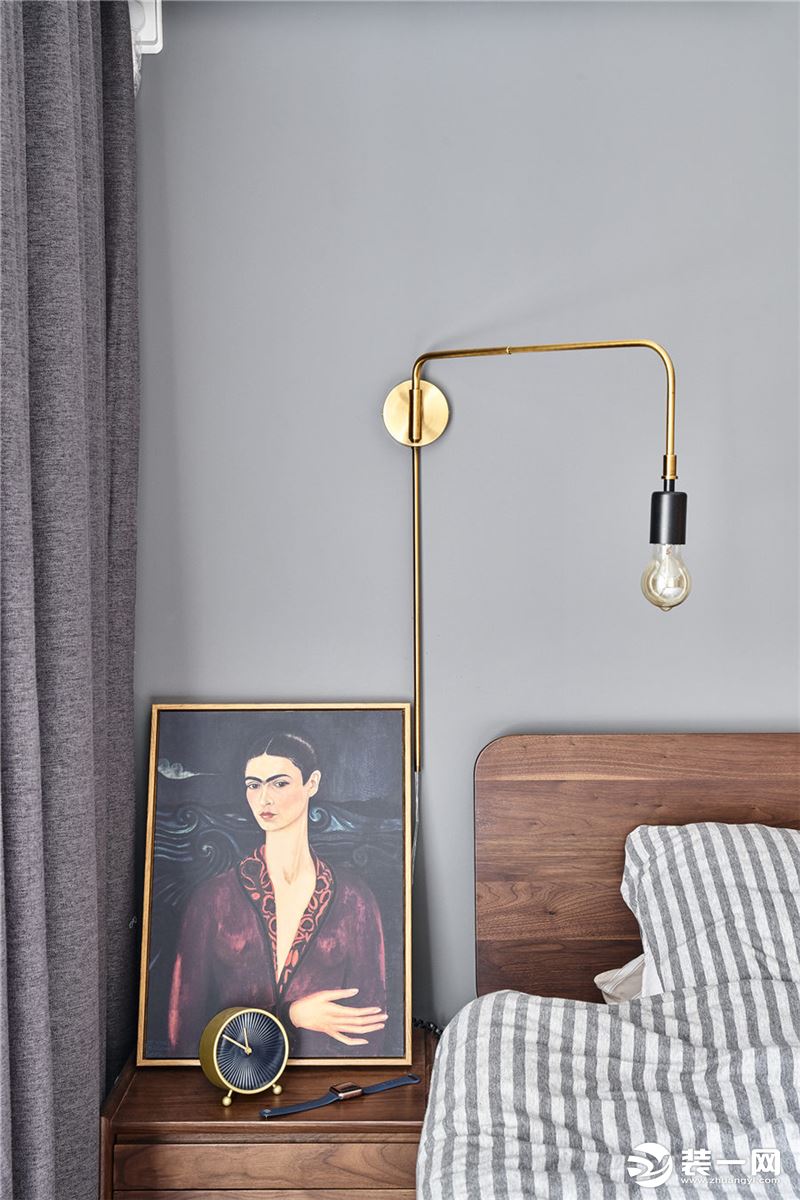 弗里达卡罗的自画像，搭配精致的黄铜壁灯，营造复古优雅的氛围
