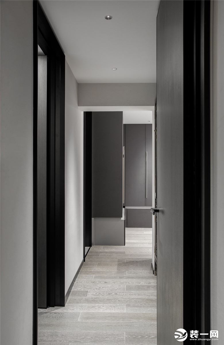 从客厅到房间的走廊也是客厅区和多功能区的分割