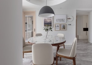 爵士白的大理石餐桌台面和灰色的大理石地砖，构成了一幅非常和谐的设计空间。
