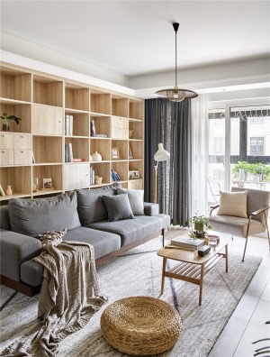 整体暖色为基调，浅灰色棉麻质感的沙发提升空间的气质，与整个空间的原木色搭配，构筑成空间自然质朴的专属