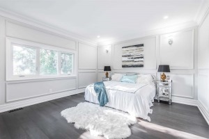 床头背景墙上的两个壁灯给卧室带来视觉上的层次感和温馨。