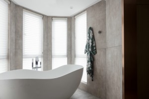 八角窗是一个大的独立浴缸，穿过百叶窗的光线柔和了很多若隐若现，营造了一种惬意浪漫的泡澡环境。