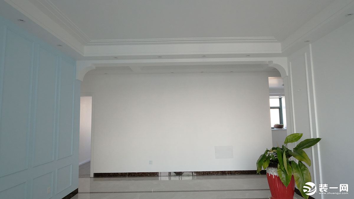 客厅实拍图，平整的墙面使空间整体显得更加简洁明亮，而挺直立体的棱线和凹凸有致的棱角也为个墙面增添了立