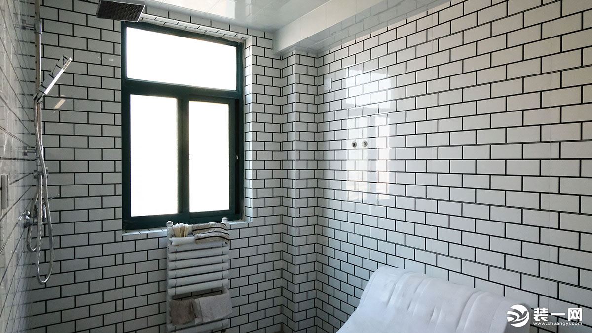 卫生间实拍图，卫生间墙砖的铺贴更显北欧风